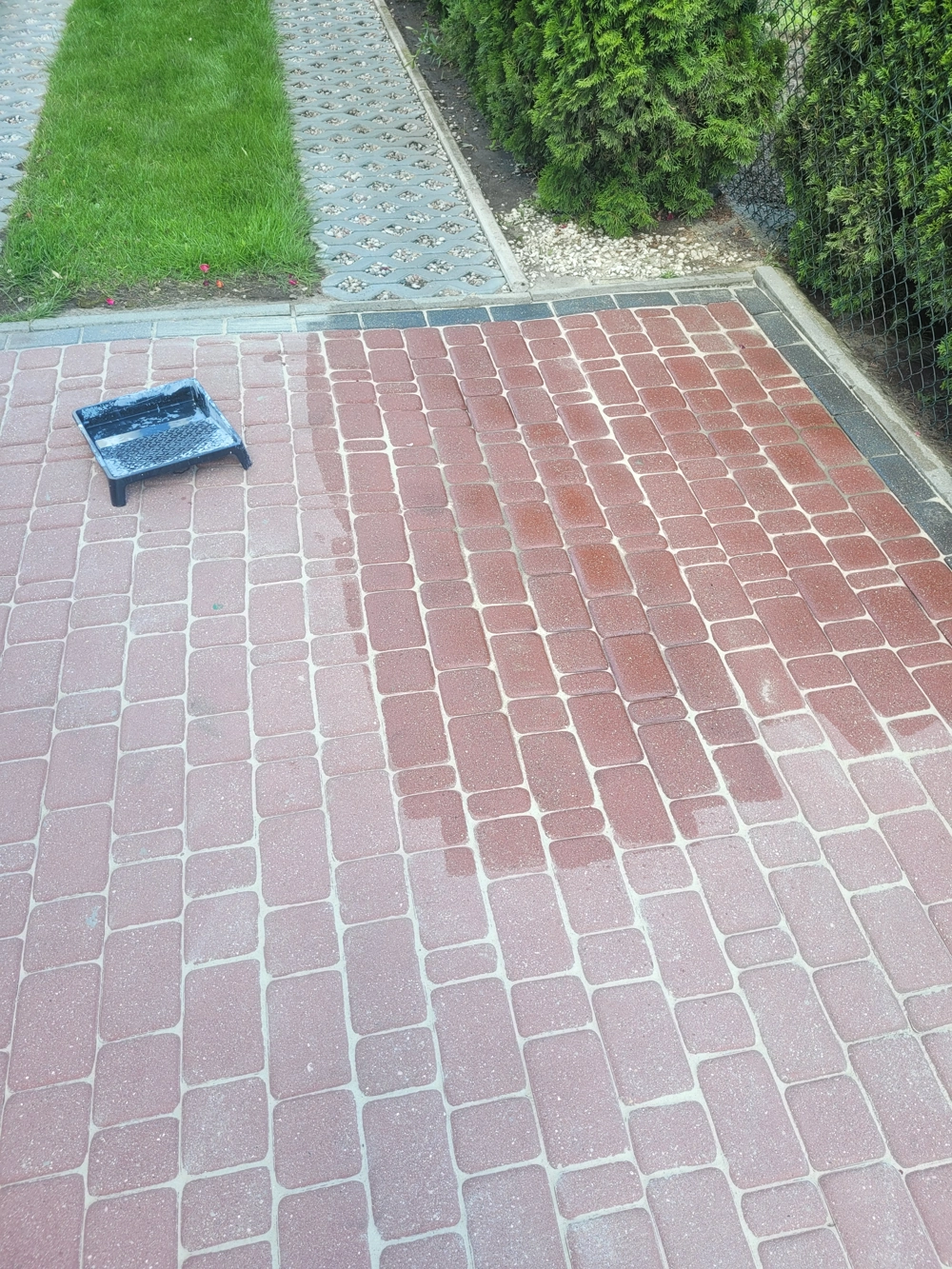 Mycie kostki brukowej, fragment nawierzchni przed i po umyciu oraz taca z preparatem czyszczącym