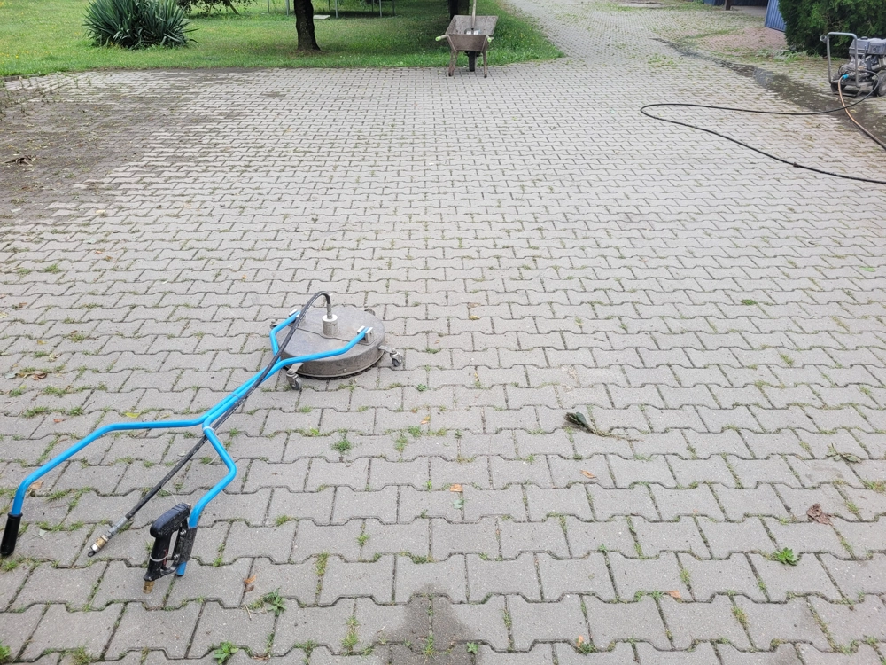 Urządzenie do mycia kostki brukowej z obrotową głowicą na podjeździe Mycie kostki brukowej