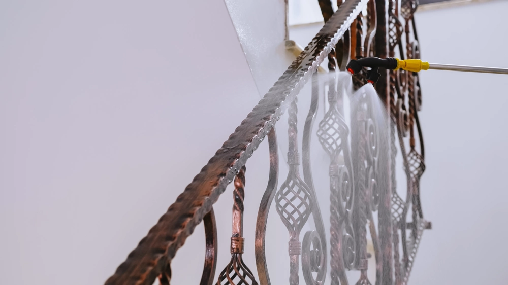 Mycie ogrodzeń ciśnieniowe oczyszczanie metalowej balustrady schodów